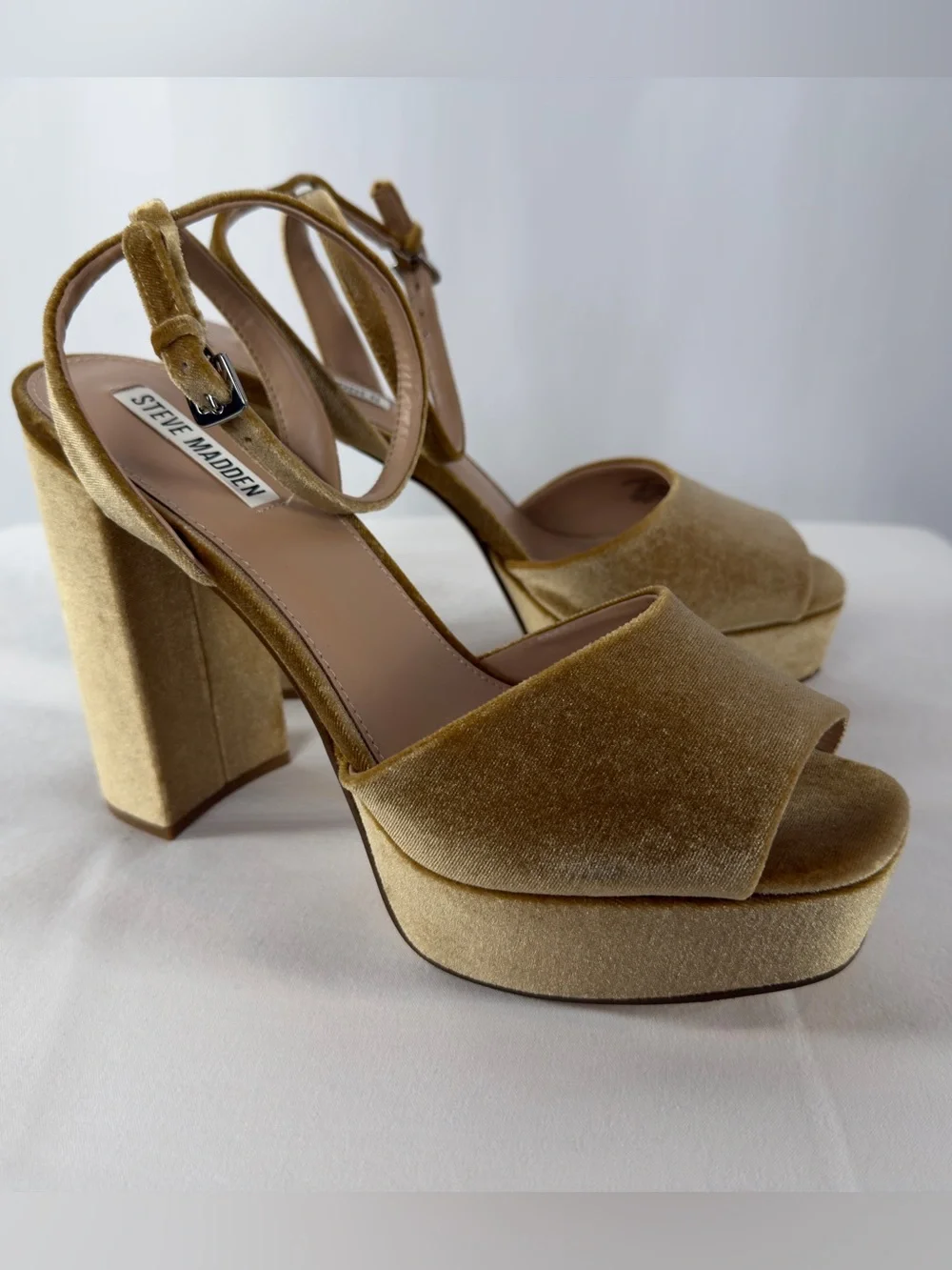 Steve Madden Lourdes Velvet Platform Sandals in Gold Size‎ 9.5